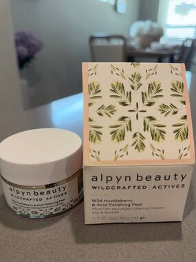 Wild Huckleberry 8-Acid Polishing Peel — White